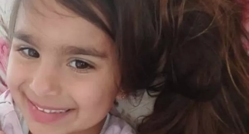 Bimba di 4 anni scomparsa e ritrovata senza vita in mare in provincia di Napoli